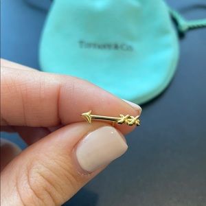 Tiffany’s and co 18 k arrow stud earring